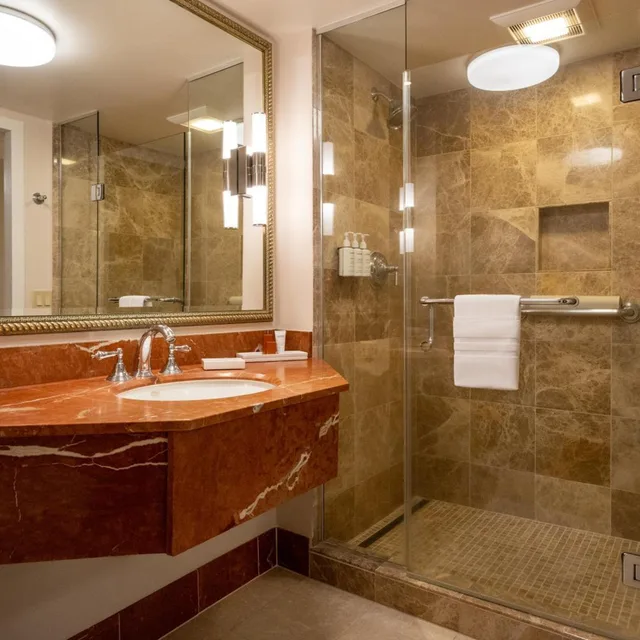 غرفة بسرير كينج بإطلالة على البحر، Monterey Plaza Hotel & Spa 4/5