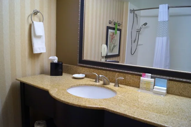 جناح بسريرين كوين مع أريكة بمطبخ صغير، Hampton Inn Altoona 8/10