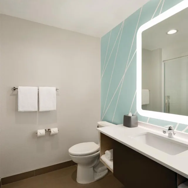 غرفة بسريرين لذوي الإعاقة، avid hotels Detroit - Warren 7/10
