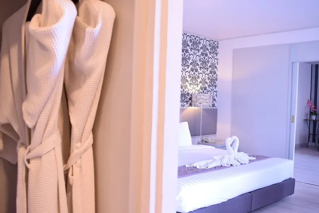 1 Bedroom, Junior, Twin Beds, City View, Trang Hotel Bangkok 2/3