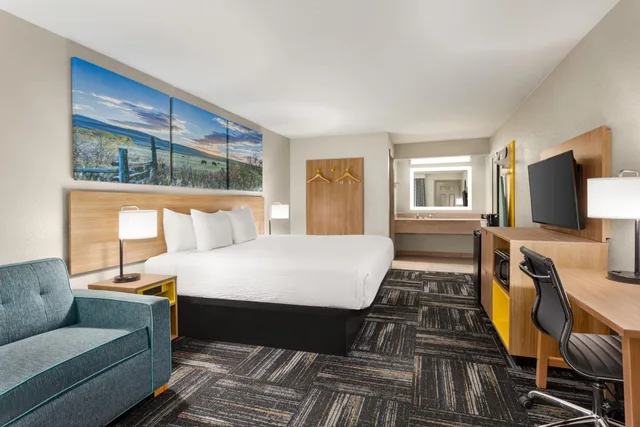 Study, King Bed, Sofa، Days Inn by Wyndham Paris 3/4
