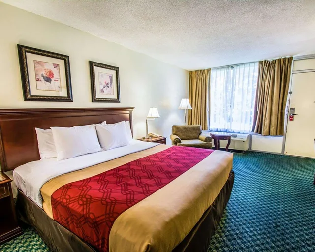 غرفة بسرير كينج، ISLAND HOTEL of Space Coast 1/4