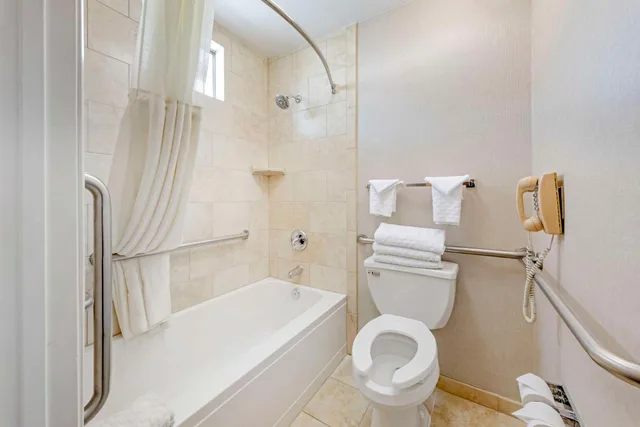 غرفة بسرير كينج بحوض استحمام في طابق مرتفع لذوي الإعاقة، Best Western Plus Stovall's Inn 8/8