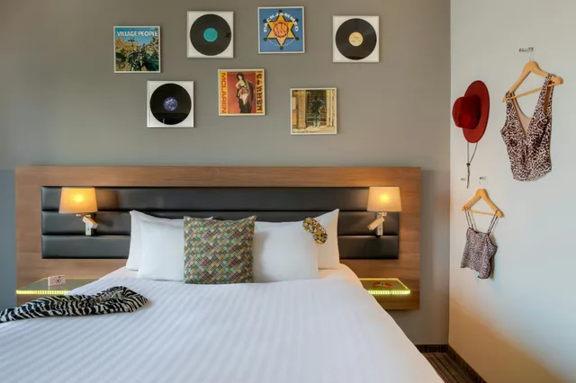 غرفة بسرير مزدوج، Moxy Amsterdam Houthavens 2/4