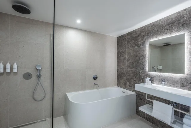 جناح جونيور بسرير كينج بإطلالة على الحديقة، Luxotel Cannes 4/4