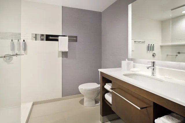 جناح بسريرين كوين بغرفة نوم واحدة مع أريكة لذوي الإعاقة، Residence Inn by Marriott Oakland Downtown 2/2