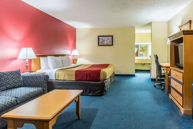 Suite, King Bed, Smoking, Econo Lodge Whiteville, NC 3/4