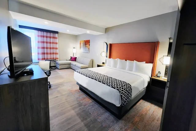 جناح بسرير كينج بغرفة نوم واحدة، La Quinta Inn & Suites by Wyndham Pflugerville 2/6