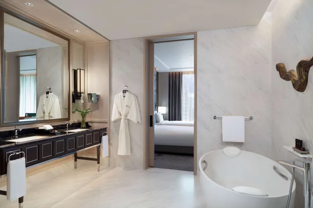 غرفة تنفيذية كلوب بسرير كينج، Sindhorn Kempinski Hotel Bangkok 2/6