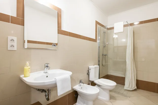 شقة بريميير بخمسة أسرّة وسرير بطابقين بغرفتي نوم مع أريكة بمطبخ، Hybernska Apartments 10/10