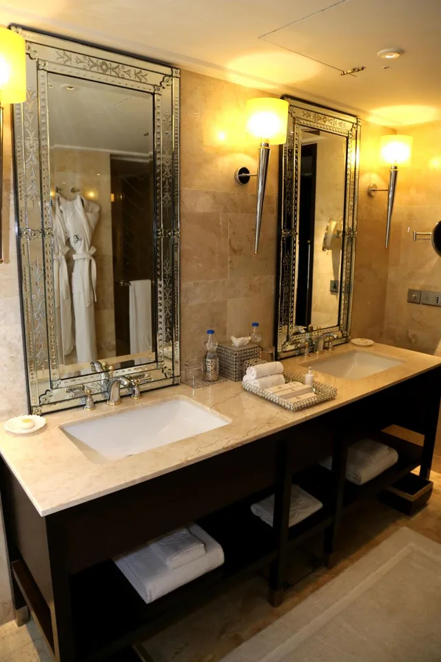 غرفة بسرير مزدوج بإطلالة على البحيرة، The Leela Palace Udaipur 3/5