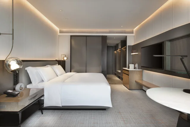 غرفة قياسية بسرير كينج، CROWNE PLAZA WUHAN OPTICS VALLEY 1/2