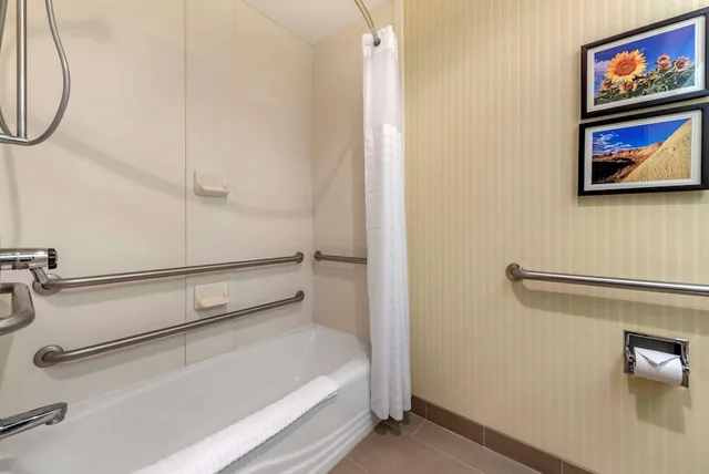 غرفة بسرير كوين لذوي الإعاقة، Comfort Inn & Suites Warsaw near US-30 4/4