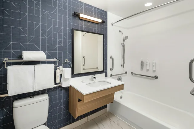 غرفة بسرير كينج لذوي الإعاقة، Spark by Hilton Salt Lake City Airport 4/4