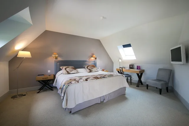 Room, King Bed, No Air Condition، LES MANOIRS DE TOURGEVILLE 1/3