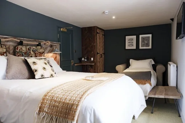 Family, Futon Bed, King Bed, Castle Inn 2/3