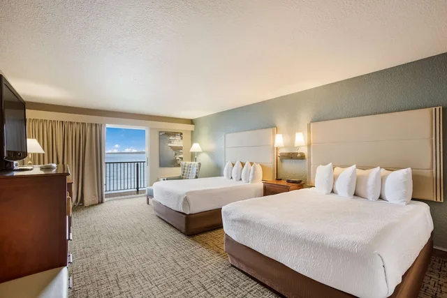 Room, 2 Queen Beds, Lake Side, Balcony، Best Western Harbour Pointe Lakefront 1/4
