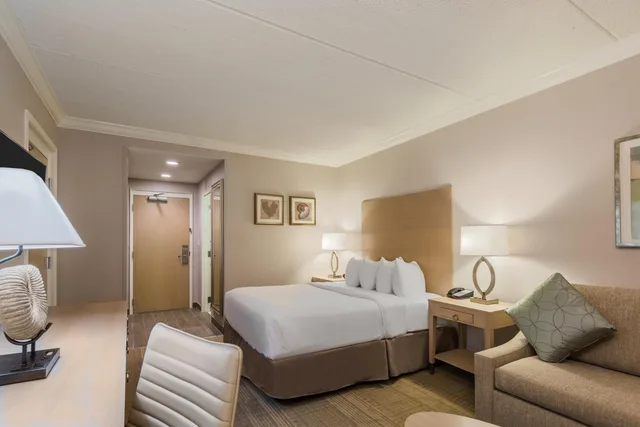غرفة بسرير كوين مع أريكة، Holiday Inn Express Fairhope - Point Clear 1/3