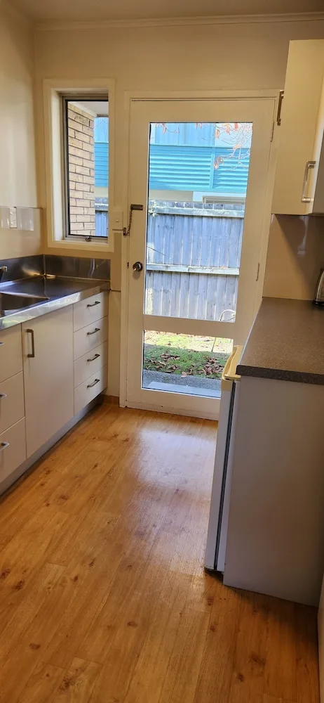 شقة بسرير كينج وسريرين منفصلين بغرفتي نوم مع أريكة، Aalton Motel 4/5