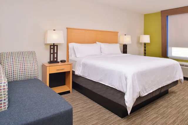 Standard, King Bed, Holiday Inn Express Stockton Southeast 1/3