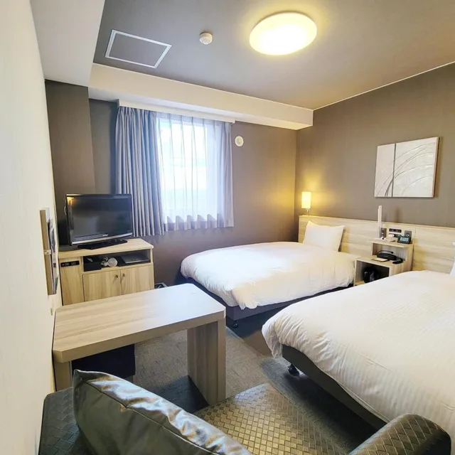 غرفة بسريرين منفصلين في المبنى الرئيسي للمدخنين، Hotel Route-Inn Court Komoro 1/5