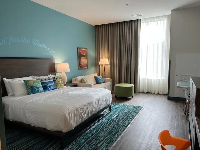 غرفة بسرير كينج بإطلالة على الجبل لذوي الإعاقة، The Lodge at Camp Margaritaville 1/1