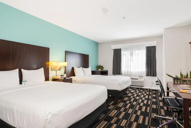 غرفة تنفيذية بسريرين كوين بمطبخ صغير، The Hotel Oceanside 1/1