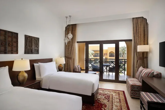 غرفة ديلوكس بسريرين منفصلين بإطلالة لذوي الإعاقة، Aldhafra Resort, Vignette Collection, an IHG Hotel 1/7
