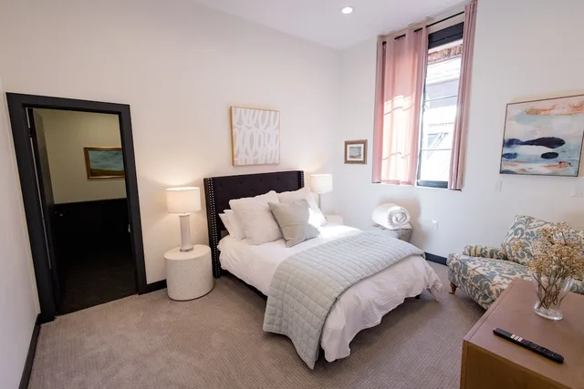 غرفة متصلة عائلية بسرير كينج، Speakeasy Suites 2/6