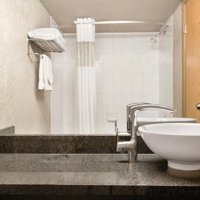 غرفة بسرير كينج بجاكوزي، Days Inn Calgary Airport 2/4