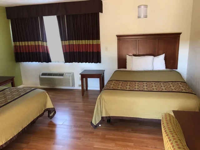 غرفة بسريرين كوين، Americas Best Value Inn Visalia 2/3