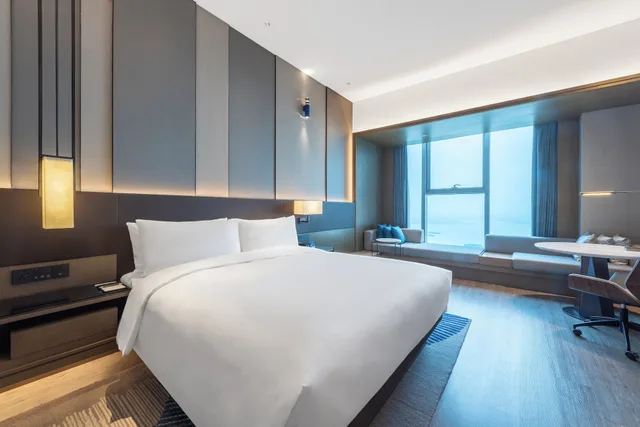 غرفة قياسية بسرير كينج بإطلالة على البحيرة، Renaissance Changzhou Wujin Hotel 1/5