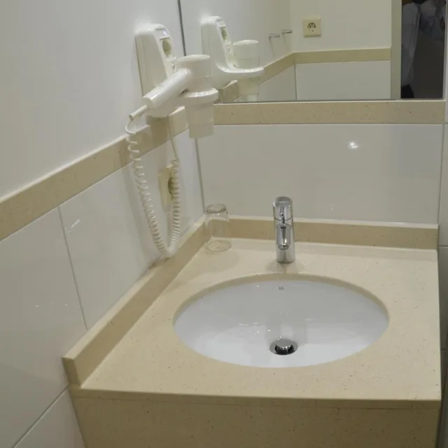 غرفة ثلاثية، Hotel Amba 3/8