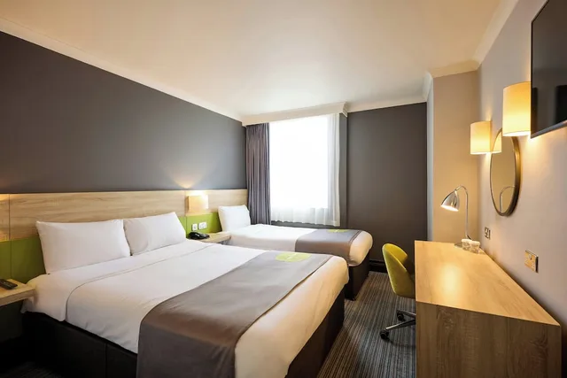 غرفة عائلية بسرير مزدوج وسرير فردي، Thistle Express London Luton 6/10