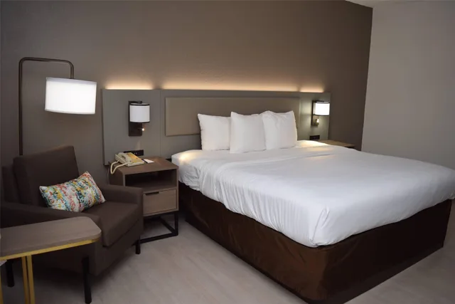 Room, King Bed, Comfort Inn & Suites Syracuse-Carrier Circle 3/8