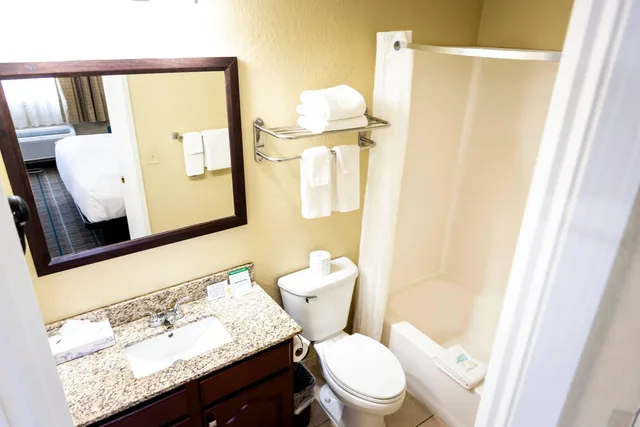 غرفة بسرير كينج، MainStay Suites Coralville - Iowa City 8/10