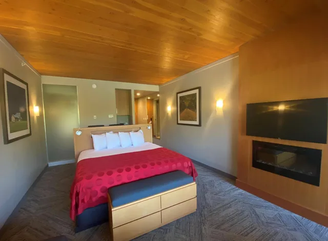 Room, Partial Lake View, West Wing, Penticton Lakeside Resort 1/5