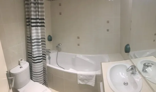 غرفة ثلاثية بسرير كوين وسرير فردي، Hotel Cosmotel 4/5