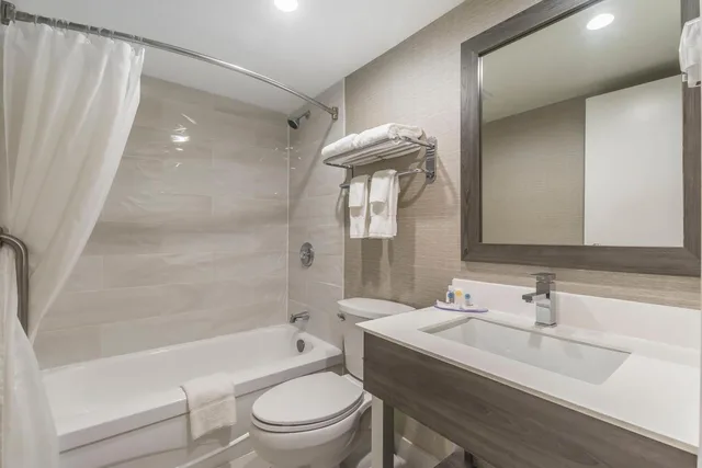 Upgrade, King Bed، Quality Inn Barrie, ON 2/2