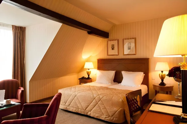 غرفة ثلاثية، Hotel Dukes Arches 1/1