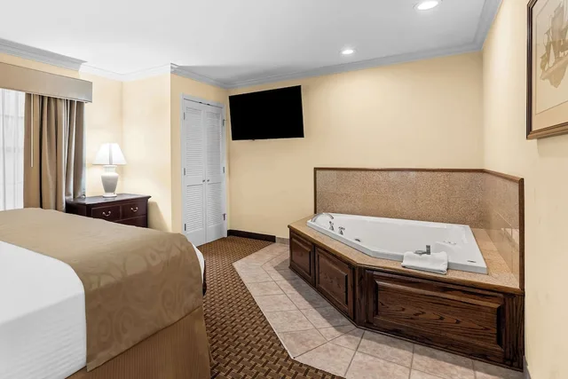 جناح بسرير كينج بحوض جاكوزي، Best Western Forest Inn 3/3