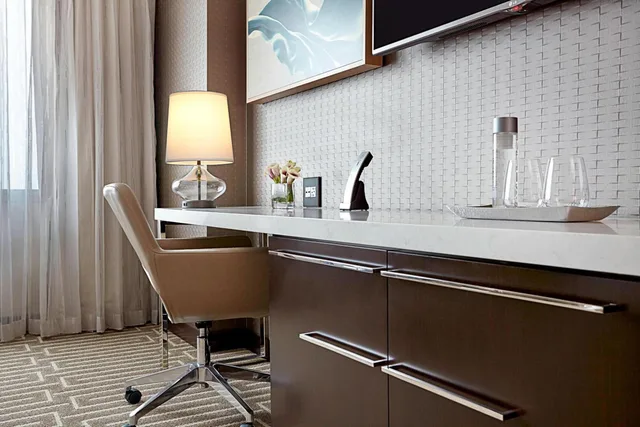 غرفة بسرير كينج بحوض استحمام لذوي الإعاقة، JW Marriott Minneapolis Mall of America 6/8