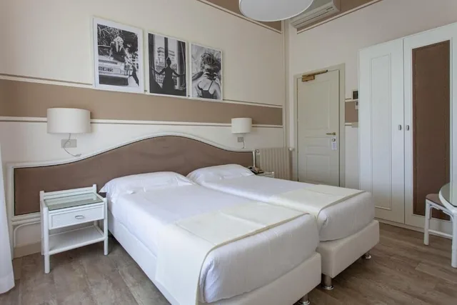 جناح متصل بسرير كوين وسريرين منفصلين بإطلالة على البحر بشرفة، Hotel Olimpia 4/5
