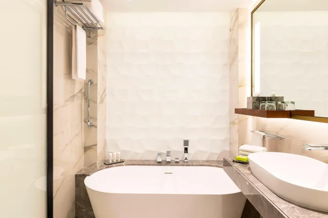 غرفة ديلوكس بسرير كوين بإطلالة على الحديقة، Le Meridien Dubai Hotel and Conference Centre 2/3