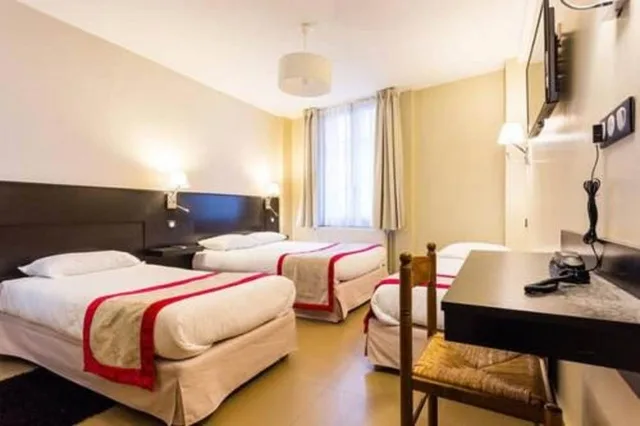 غرفة رباعية بسرير كوين وسريرين منفصلين بحمام خاص في الطابق الأرضي، HOTEL BONSEJOUR MONTMARTRE 2/3