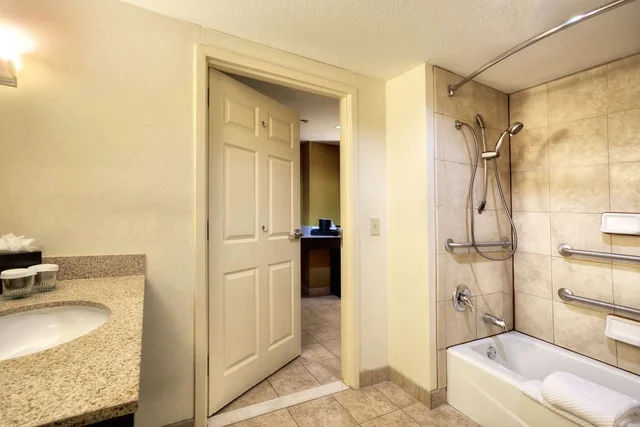 غرفة بسرير كينج لذوي الإعاقة، Embassy Suites Laredo Tx 3/5