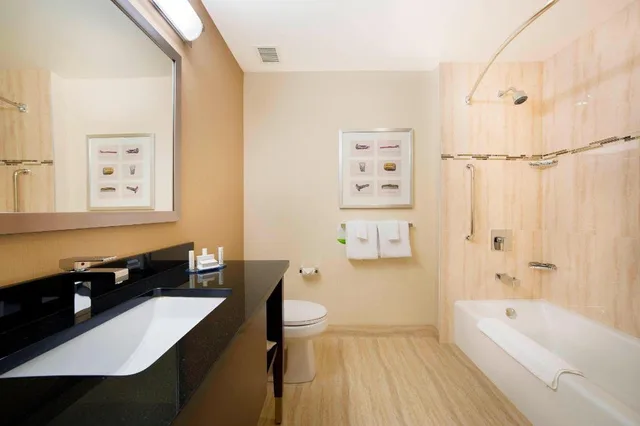 1 Bedroom, Presidential, Suite, King Bed, Urban View, Sofa, Bathtub، Courtyard Montreal Downtown 3/3