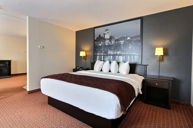 Suite, King Bed, Sofa, Hot Tub, Super 8 By Wyndham Quebec City 3/10