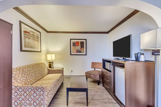1 Bedroom, Suite, King Bed, Sofa, Park Inn By Radisson Salt Lake City Midvale 4/8