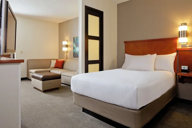 Guest Room, King Bed, Hyatt Place Fort Myers At the Forum 2/4